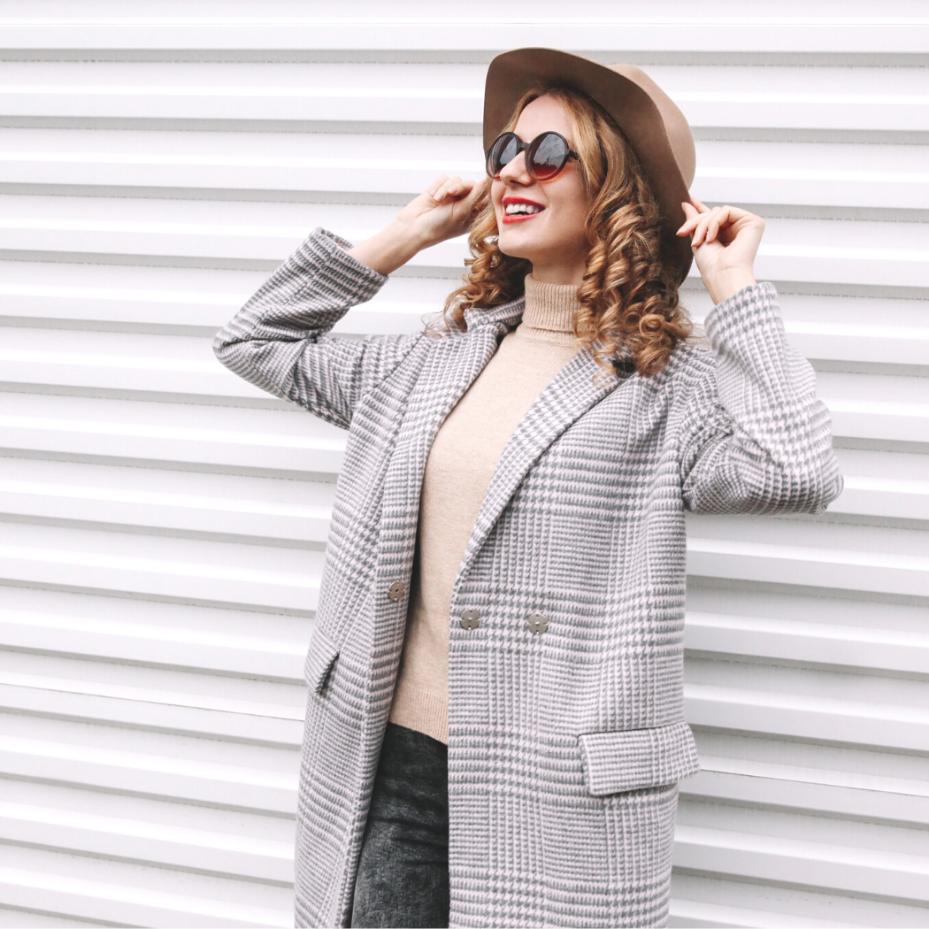 Jak nosić szary płaszcz? Stylizacje damskie, które uwielbiają it-girls – zainspiruj się!